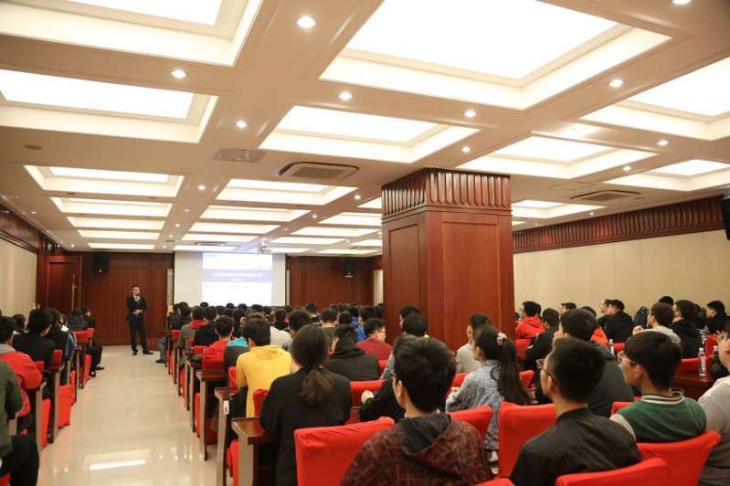 3——1——图为销售、技术负责人给太原科大学生进行企业介绍场景.JPG